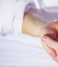 Коричневые пятна на коже рук: что это и какие причины Потемнение кожи на руках причины